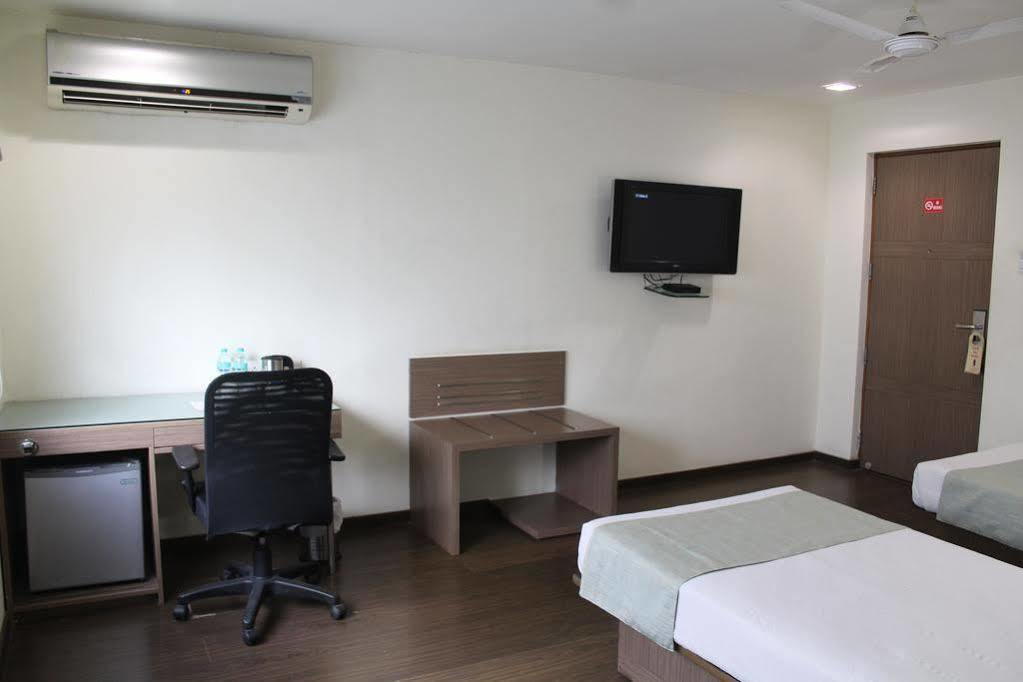 The Lotus Apartment Hotel, Venkatraman Street Chennai Exterior foto